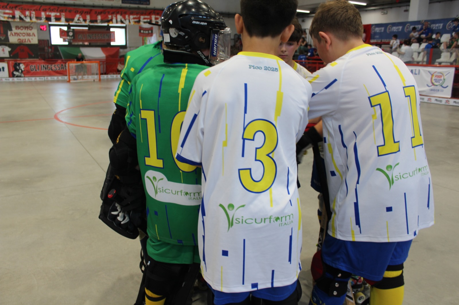 Squadra giovanile dell’Hockey Pico Mirandola durante una partita, sponsorizzazione di Sicurform Italia Group