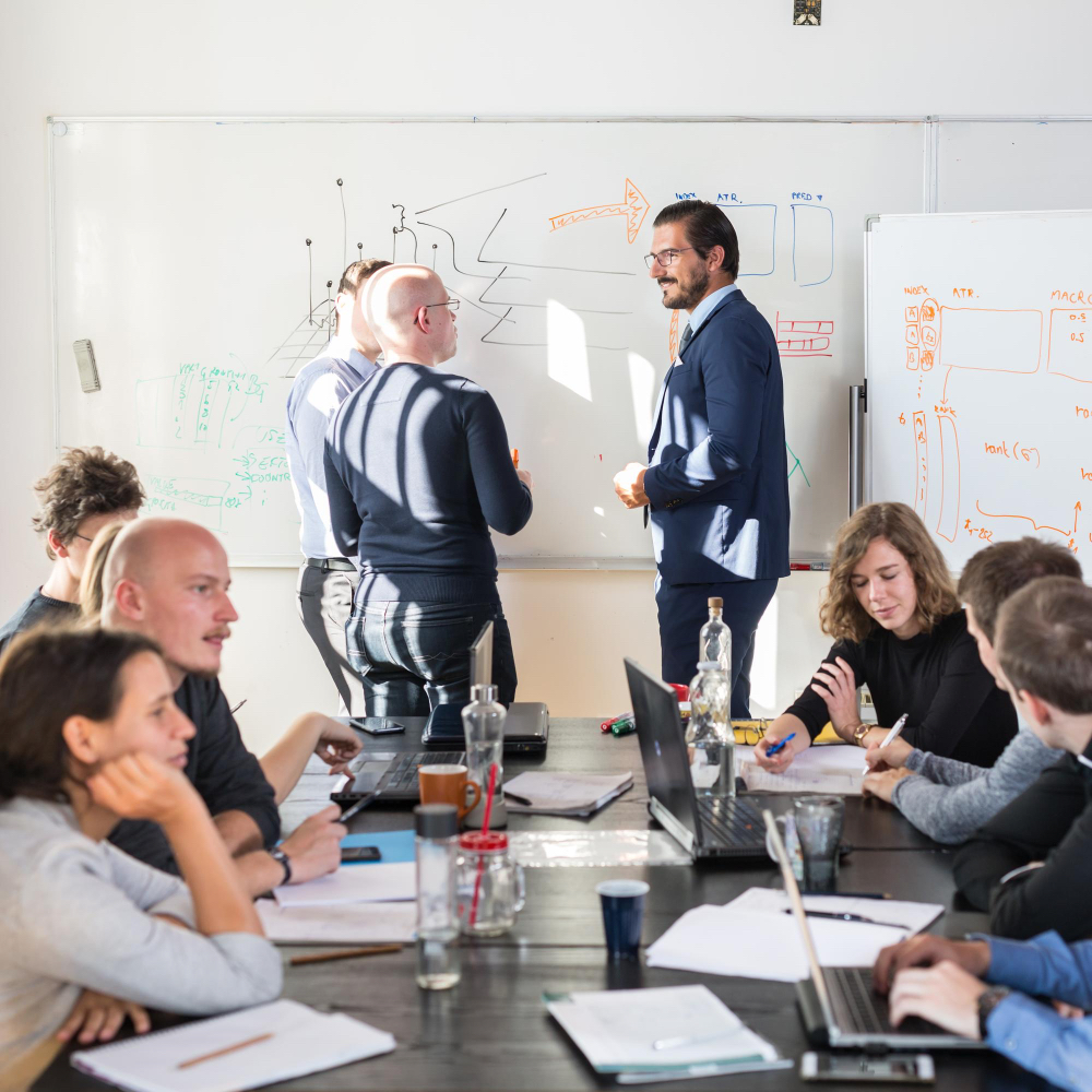 Professionisti e aziende collaborano per corsi di formazione e servizi di aggiornamento professionale con Sicurform Italia